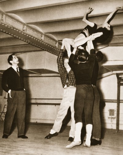 David Lichine während einer Probe für Un Coeur de Diamant, aus Grand Ballet de Monte-Carlo, 1949 von French Photographer